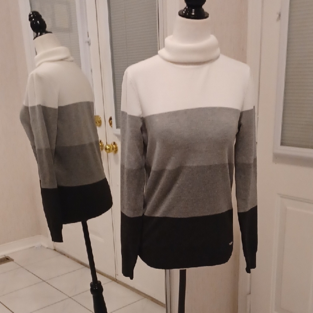 4/$80 Calvin Klein Gray & White Turtleneck Sweater - Size XS